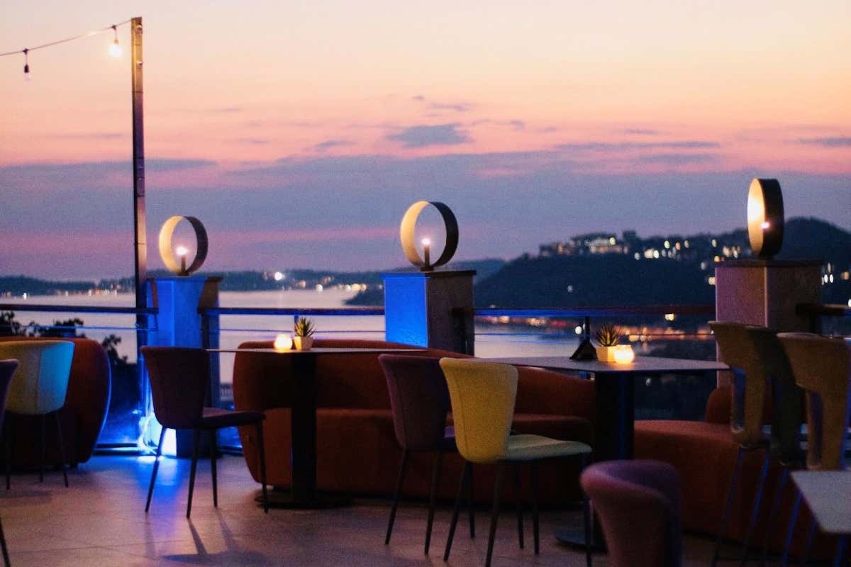 Riserva Rooftop: l'aperitivo con vista mozzafiato sullo skyline di Napoli